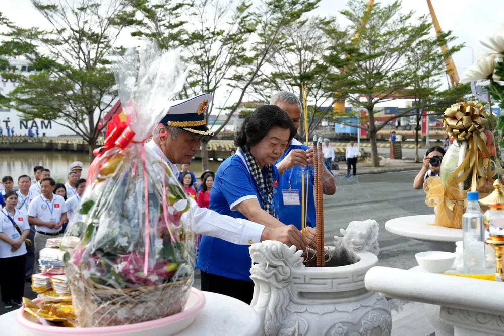 Đoàn đại biểu thăm cán bộ, chiến sĩ và nhân dân vùng biển đảo Tây Nam dâng hương tưởng niệm anh hùng liệt sĩ Đoàn tàu không số -nguyen-pho-chu-tich-nuoc-truong-my-hoa.jpg