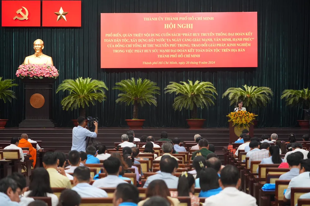 Buổi quán triệt cuốn sách “Phát huy truyền thống đại đoàn kết toàn dân tộc, xây dựng đất nước ta ngày càng giàu mạnh, văn minh, hạnh phúc” của cố Tổng Bí thư Nguyễn Phú Trọng. Ảnh: THANH THÙY TP.HCM quán triệt cuốn sách của cố Tổng Bí thư Nguyễn Phú Trọng về đại đoàn kết toàn dân tộc-tphcm-quan-triet-sach-dai-doan-ket.jpg