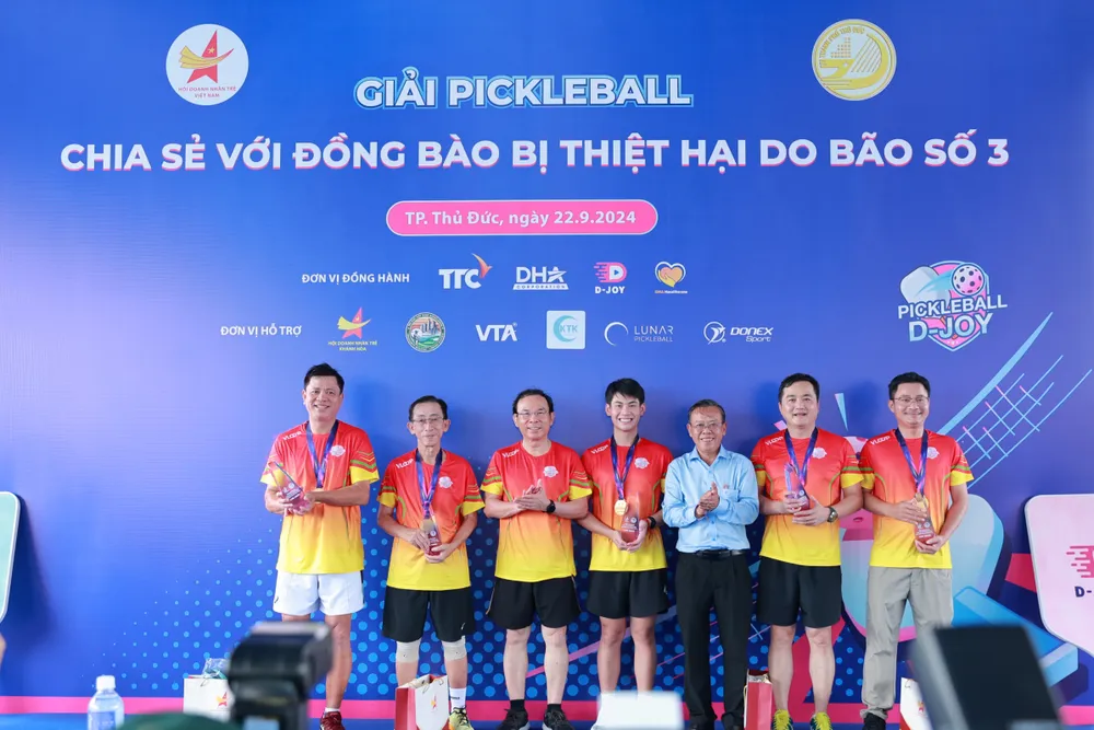 2,8 tỉ đồng được quyên góp cho đồng bào. Ảnh: BTC Bí thư Thành ủy TP.HCM tham gia đấu Pickleball, ủng hộ đồng bào bị thiệt hại do bão số 3-bi-thu-thanh-uy-tphcm-dau-picckball-bao-so-35.JPG