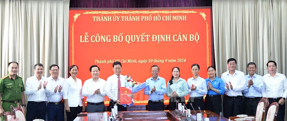 Tập thể lãnh đạo TP Thủ Đức chúc mừng ông Trần Quốc Trung. Ảnh: Web Thành ủy TP.HCM