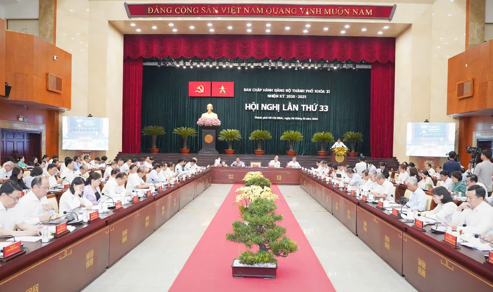 Ban chấp hành Đảng bộ TP.HCM khóa XI, nhiệm kỳ 2020-2025 triệu tập hội nghị lần thứ 33 (mở rộng). Ảnh: THUẬN VĂN Họp ban chấp hành Đảng bộ TP.HCM, bàn giải pháp kinh tế cho ba tháng cuối năm-hoi-nghi-ban-chap-hanh-33-tphcm-bi-thu-nguyen-van-nen.jpg