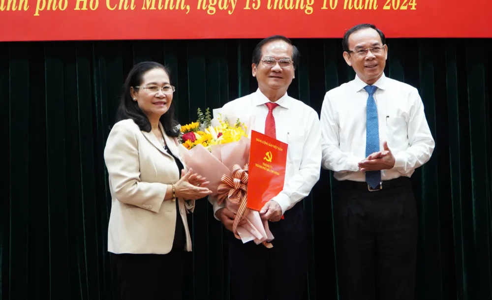 Bí thư Nguyễn Văn Nên trao quyết định điều động Bí thư huyện Bình Chánh, Hóc Môn-huyen-hoc-mon-nhan-su.jpg