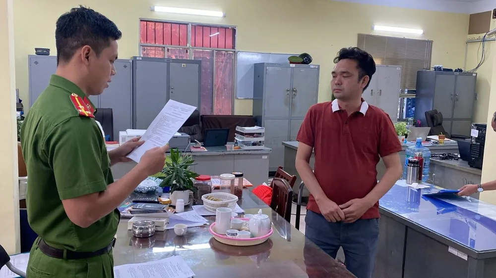 Chủ tịch Hội đồng quản trị Công ty cổ phần Tập đoàn Capel Lã Quốc Trưởng tại cơ quan điều tra. Ảnh: CACC Chủ tịch Hội đồng quản trị Tập đoàn Capel lừa hơn 700 tỷ đồng của 4.800 người-Công ty cổ phần Tập đoàn Capel.jpg