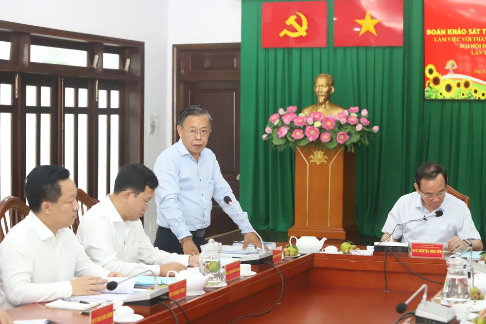 Bí thư Thành ủy TP Thủ Đức Nguyễn Hữu Hiệp tiếp thu ý kiến của Bí thư Nguyễn Văn Nên. Ảnh: THANH THÙY TP-Thu-duc.jpg