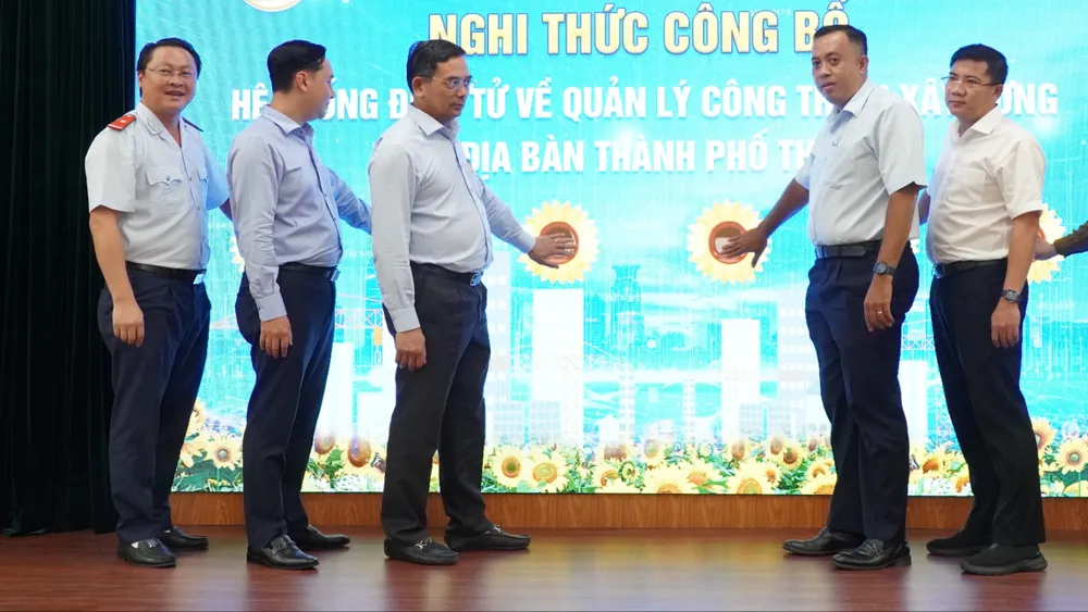 Lãnh đạo Sở Xây dựng TP.HCM và TP Thủ Đức thực hiện nghi thức công bố hệ thống. Ảnh: THANH THÙY Từ nay, người dân TP Thủ Đức có thể nộp thông báo khởi công xây dựng qua app-TP-thu-duc-ra-mat-he-thong-quan-ly-trat-tu-xay-dung.jpg