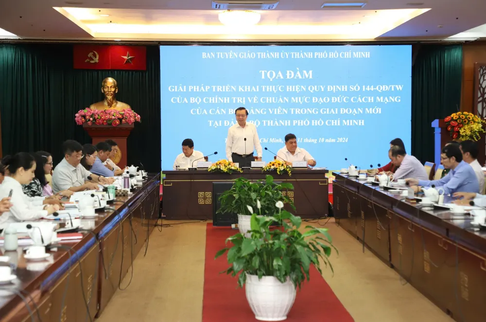 Tọa đàm do Ban Tuyên giáo Thành ủy TP.HCM tổ chức sáng 31-10. Ảnh: THANH THÙY TP.HCM đánh giá công tác cán bộ lãnh đạo một cách toàn diện, đặt đạo đức cách mạng lên hàng đầu-quy-dinh-144-dao-duc-cach-mang-dao-duc-can-bo.jpg