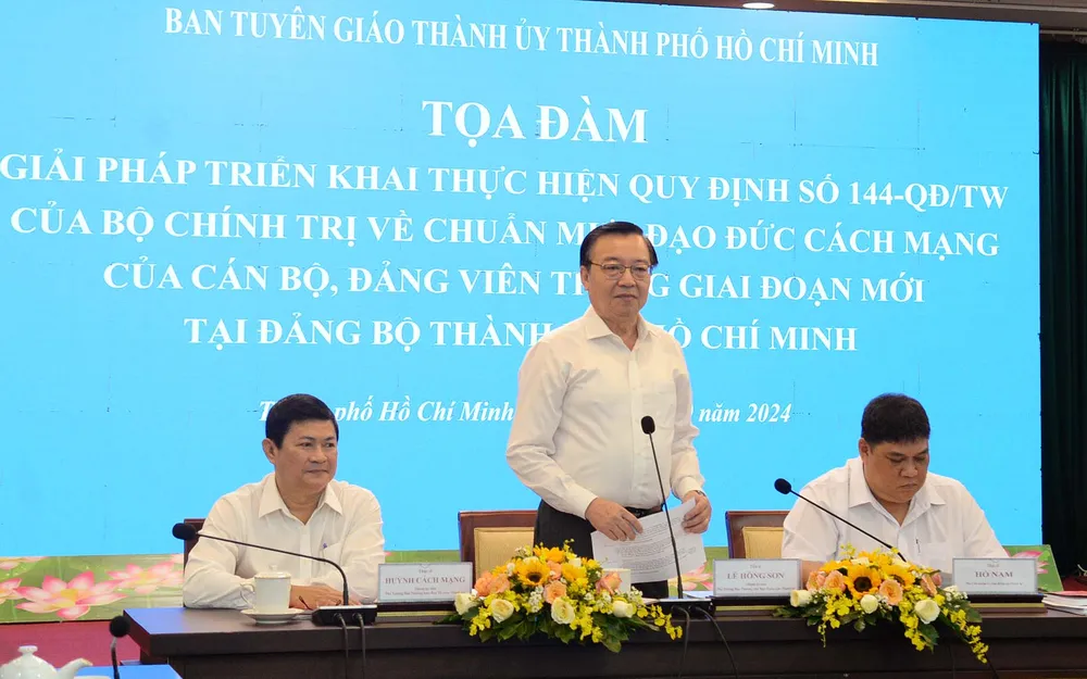 Phó trưởng Ban Thường trực Ban Tuyên giáo Thành ủy TP.HCM Lê Hồng Sơn ghi nhận các ý kiến của đại biểu tham dự. Ảnh: THANH THÙY TP.HCM đánh giá công tác cán bộ lãnh đạo một cách toàn diện, đặt đạo đức cách mạng lên hàng đầu-quy-dinh-144-dao-duc-cach-mang-dao-duc-can-bo (2).JPG