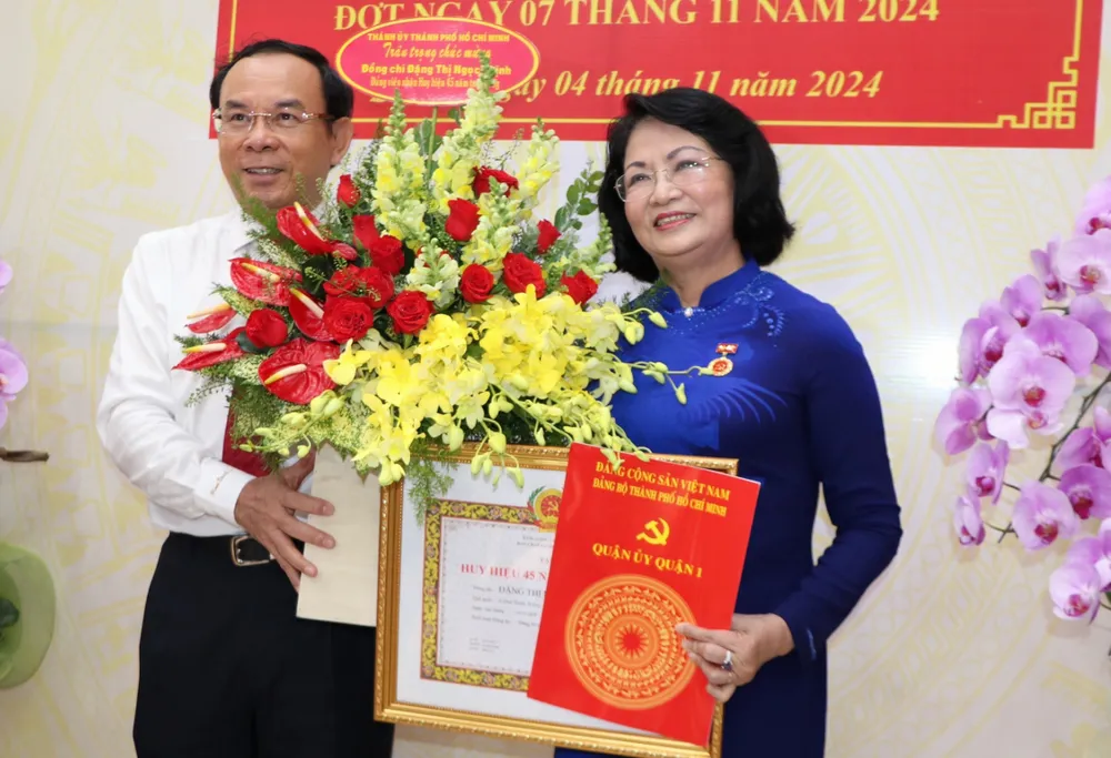 Nguyên Phó chủ tịch nước Đặng Thị Ngọc Thịnh nhận huy hiệu 45 năm tuổi Đảng-Bi-thu-Nguyen-Van-Nen-trao-huy-hieu-dang-Pho-chu-tich-nuoc-dang-thi-ngoc-thinh.jpg