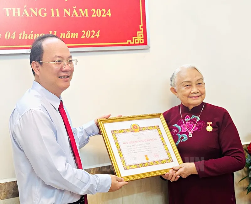 Lãnh đạo Thành ủy TP.HCM trao huy hiệu 60 năm tuổi đảng cho nguyên Bí thư Tỉnh ủy Đồng Nai-lanh-dao-thanh-uy-tphcm-trao-huy-hieu-dang (2).jpg