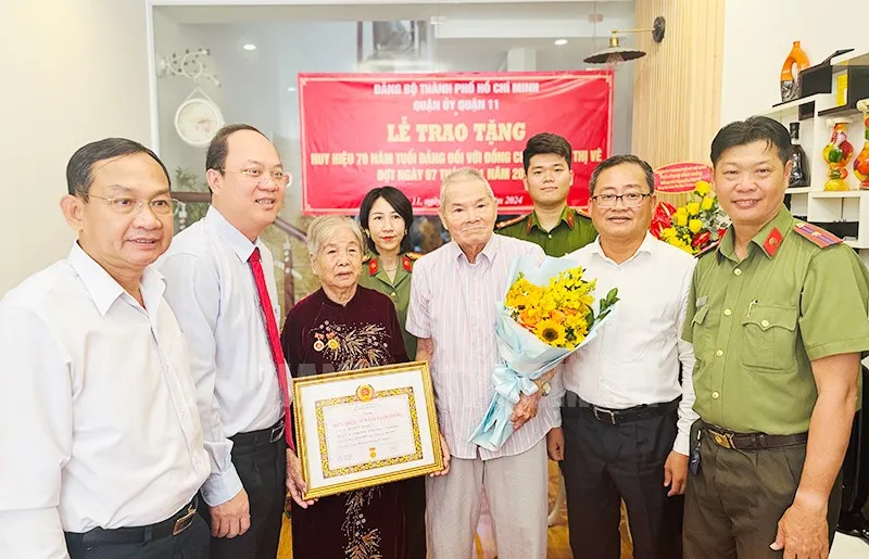 lanh-dao-thanh-uy-tphcm-trao-huy-hieu-dang 91).jpg