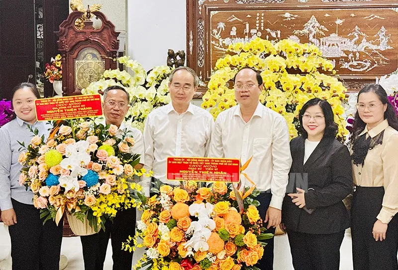 Phó Bí thư Thường trực Thành ủy TP.HCM Nguyễn Hồ Hải đến thăm GS.TS Nguyễn Thiện Nhân. Ảnh: Web Thành ủy TP.HCM Lãnh đạo Thành ủy TP.HCM thăm nhà giáo tiêu biểu nhân kỷ niệm 42 năm ngày Nhà giáo Việt Nam-42-nam-ngay-nha-giao-viet-nam (3).jpg