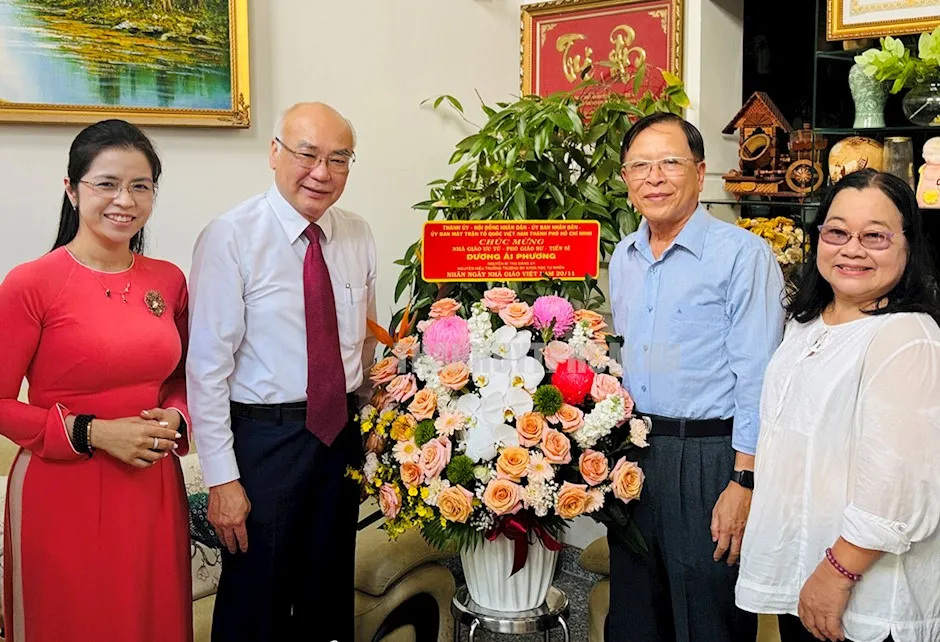 Ông Phan Nguyễn Như Khuê, Trưởng Ban Tuyên giáo Thành ủy TP.HCM đến thăm,chúc mừng Nhà giáo ưu tú-PGS.TS Dương Ái Phương. Ảnh: Web Thành ủy TP.HCM Lãnh đạo Thành ủy TP.HCM thăm nhà giáo tiêu biểu nhân kỷ niệm 42 năm ngày Nhà giáo Việt Nam-42-nam-ngay-nha-giao-viet-nam-tphcm (2).jpg