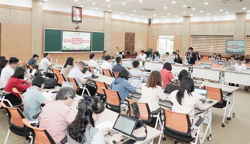 Điểm nghẽn nào về thể chế là trở lực của sự phát triển?-doi-moi-va-hoan-thien-the-che (1).jpg