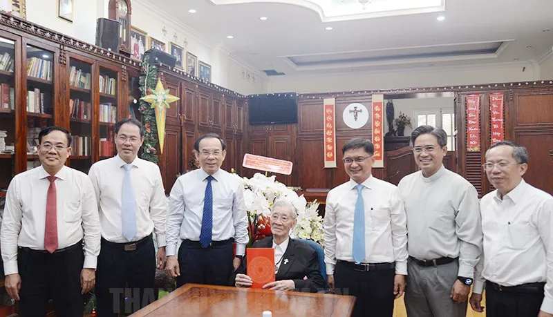 Bí thư Nguyễn Văn Nên chúc mừng Giáng sinh tại Tòa Tổng giám mục Tổng Giáo phận TP.HCM.jpg