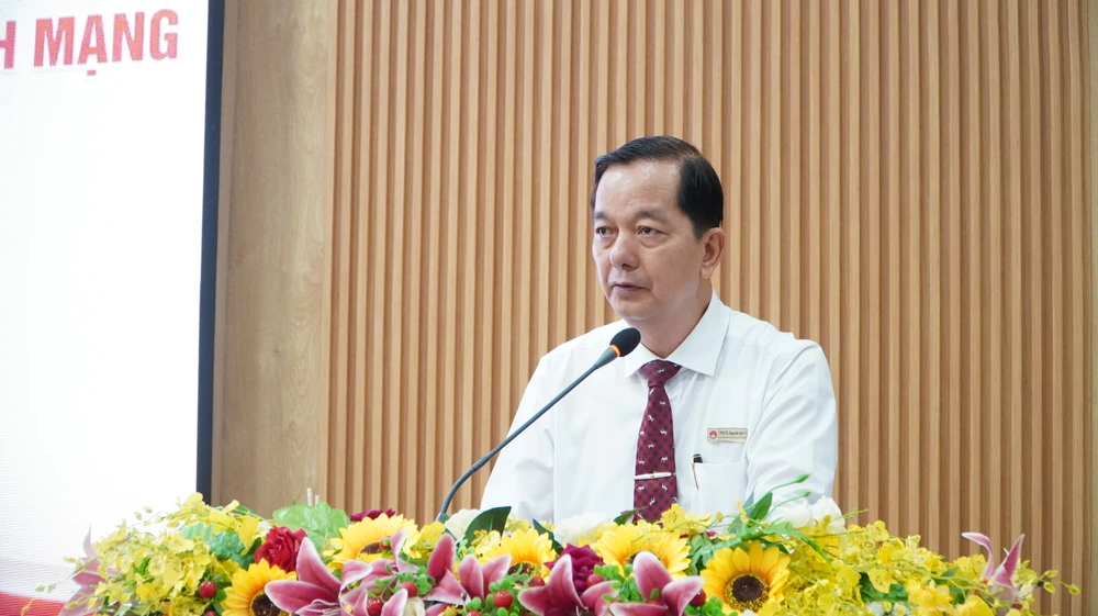 PGS.TS Nguyễn Văn Y, Phó Giám đốc Học viện Cán bộ TP.HCM phát biểu đề dẫn. Ảnh: THANH TUYỀN