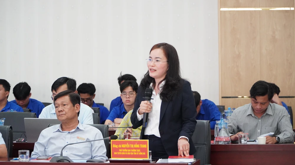 Bà Nguyễn Thị Hồng Trang, Phó Ban Tuyên giáo và Dân vận tỉnh ủy Đồng Nai nêu thực tiễn địa phương trong việc thực hiện các quy định đạo đức cách mạng. Ảnh: THANH TUYỂN