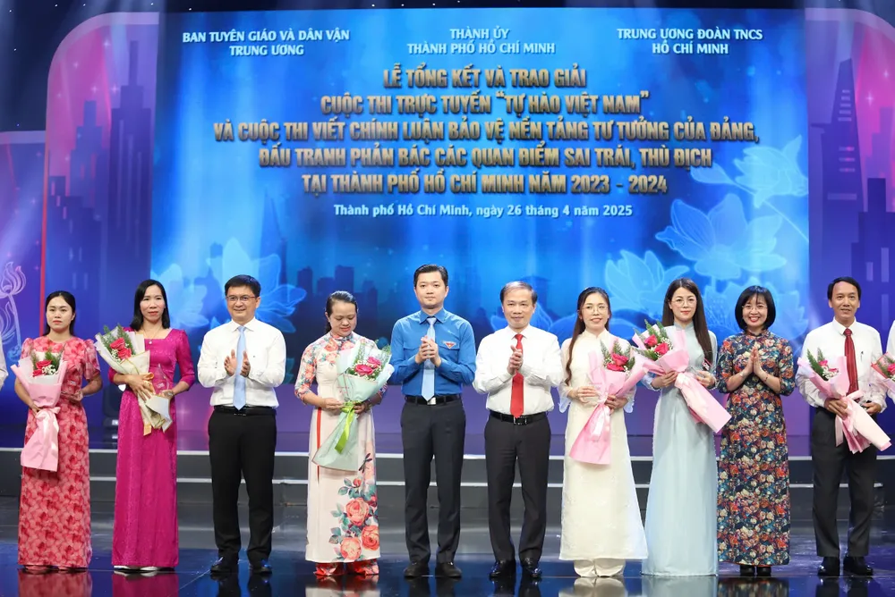 Anh Nguyễn Minh Triết, Bí thư Trung ương Đoàn Thanh niên cộng sản TP.HCM, Chủ tịch Trung ương Hội Sinh viên Việt Nam và Trưởng ban Tuyên giáo và Dân vận Thành ủy TP.HCM Nguyễn Mạnh Cường trao giải cho các cá nhân, tập thể. Ảnh: THANH THÙY bao-ve-nen-tang-tu-tuong-cua-dang (3).jpg