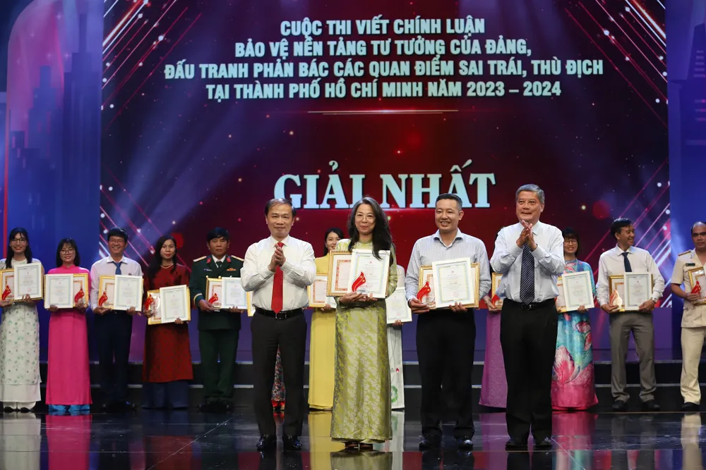 Ban tổ chức trao giải cho cá nhân, tập thể đạt giải nhất cuộc thi viết chính luận bảo vệ nền tảng tư tưởng của Đảng, đấu tranh phản bác quan điểm sai trái thù địch tại TP.HCM 2023 - 2024. Ảnh: THANH THÙY bao-ve-nen-tang-tu-tuong-cua-dang.jpg