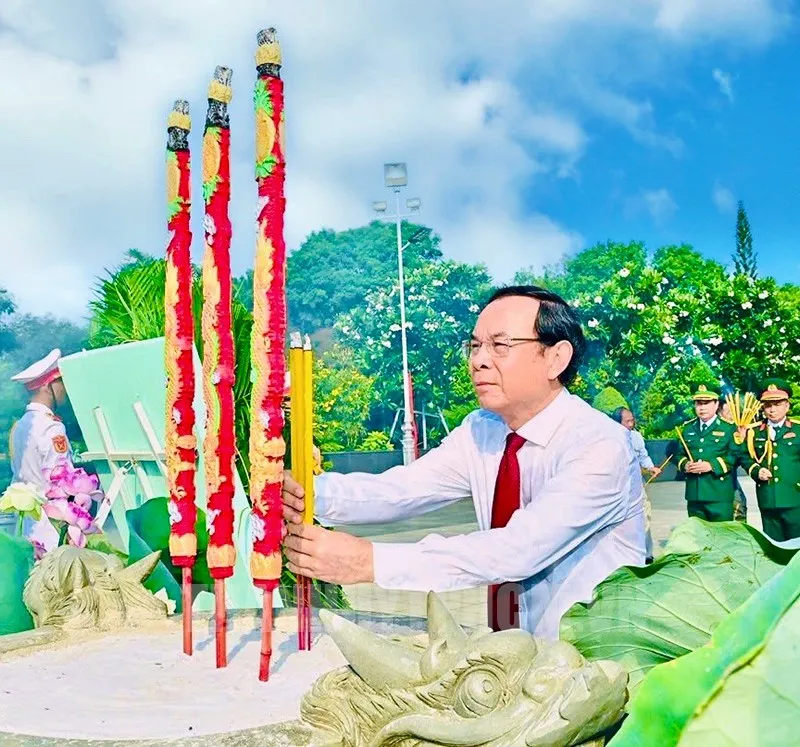 Lãnh đạo TP.HCM dâng hoa, dâng hương tưởng nhớ các Mẹ Việt Nam anh hùng, Anh hùng liệt sĩ-lanh-dao-tphcm-dang-hoa-dang-huong-tuong-nho-cac-me-viet-nam-anh-hung-anh-hung.jpg