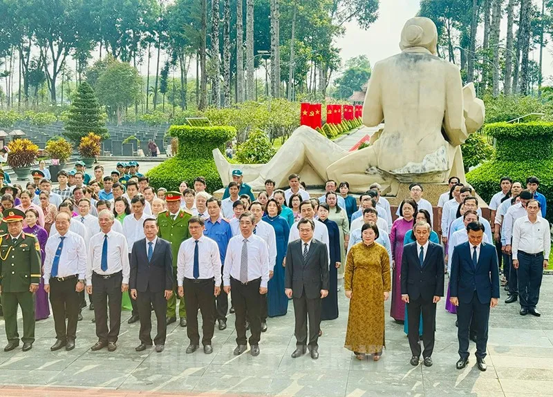 Lãnh đạo TP.HCM dâng hoa, dâng hương tưởng nhớ các Mẹ Việt Nam anh hùng, Anh hùng liệt sĩ-50-nam-ngay-giai-phong-mien-nam-dang-huong.jpg