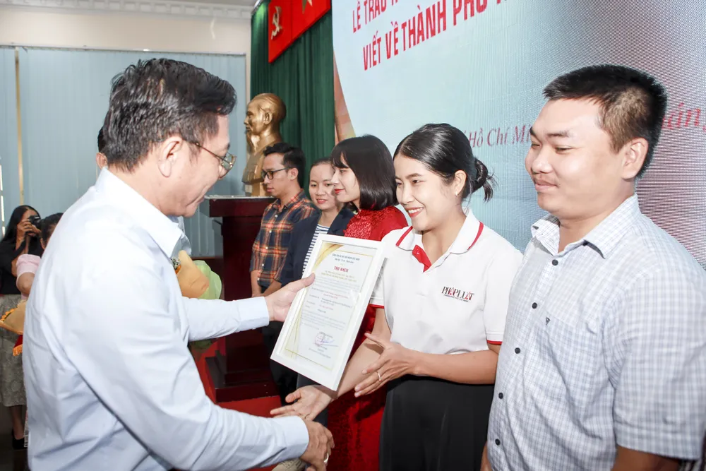 khen-thuong-tac-pham-bao-chi (6).jpg