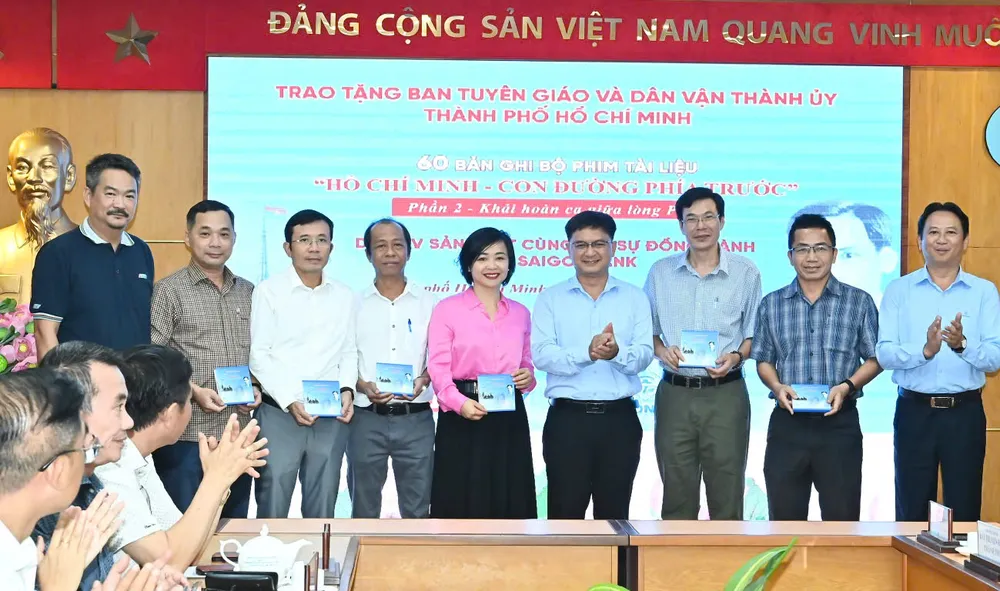 Các cơ quan báo chí nhận bản ghi phần 2 của bộ phim tài liệu “Hồ Chí Minh – Con đường phía trước”. Ảnh: VIỆT DŨNG TP.HCM tiếp nhận bản ghi phần 2 bộ phim tài liệu 'Hồ Chí Minh – Con đường phía trước'-ho-chi-minh (2.jpg