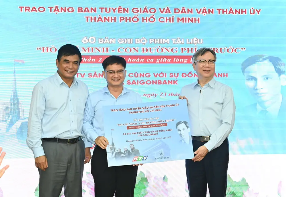 Đơn vị sản xuất trao bản tượng trưng đến Ban Tuyên giáo và Dân vận Thành ủy TP.HCM. Ảnh: VIỆT DŨNG TP.HCM tiếp nhận bản ghi phần 2 bộ phim tài liệu 'Hồ Chí Minh – Con đường phía trước'-ho-chi-minh.jpg