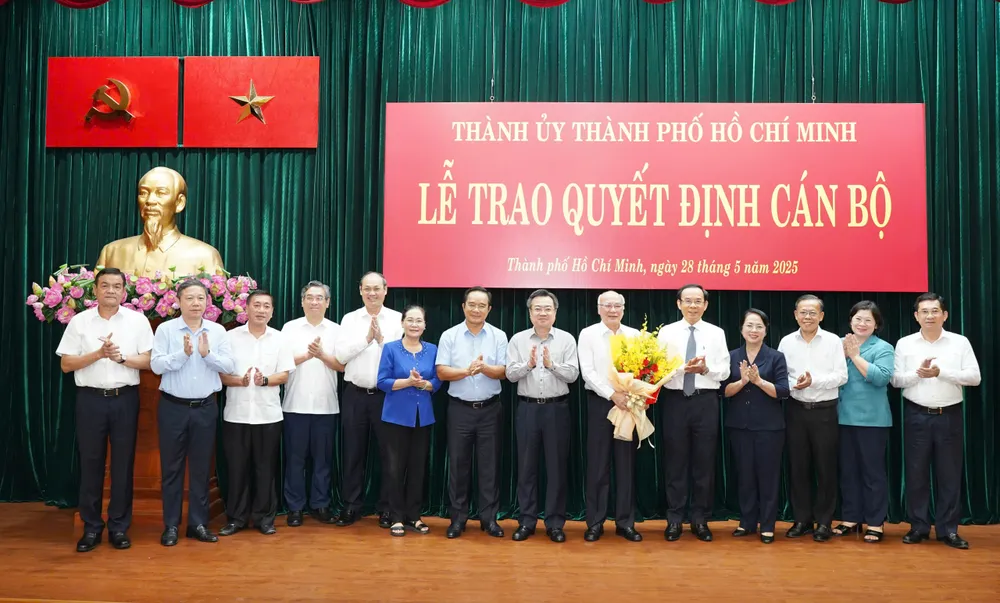 Ông Phan Nguyễn Như Khuê nhận quyết định nghỉ hưu-ong-phan-nguyen-nhu-khue-nghi-huu (7).jpg