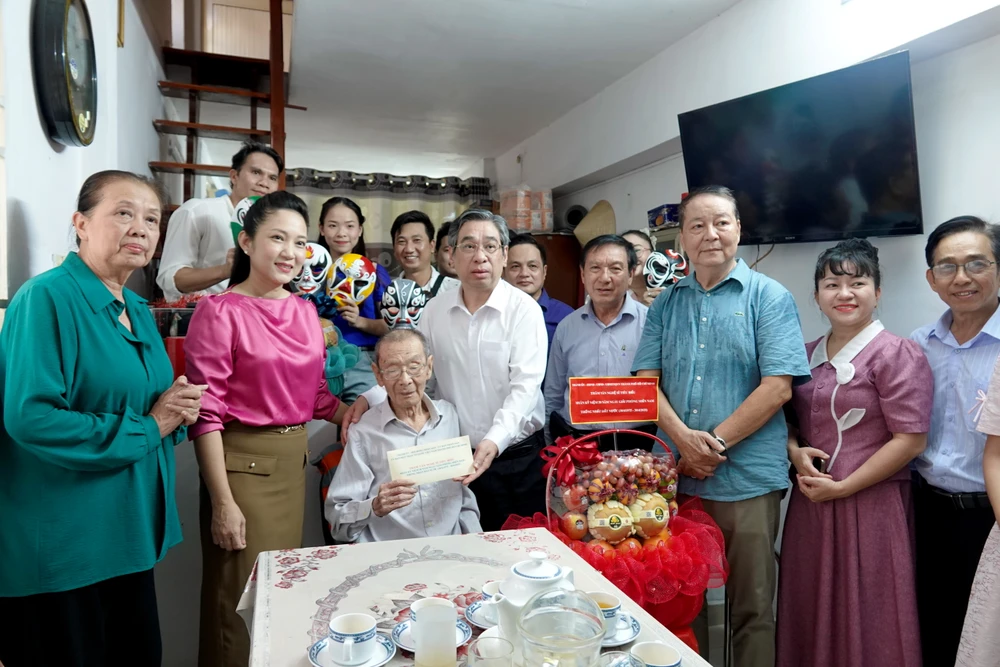 Lãnh đạo TP.HCM thăm NSND Đinh Bằng Phi và NSND Thanh Tuấn -lanh-dao-tphcm-tham-van-nghe-si-tieu-bieu2.jpg