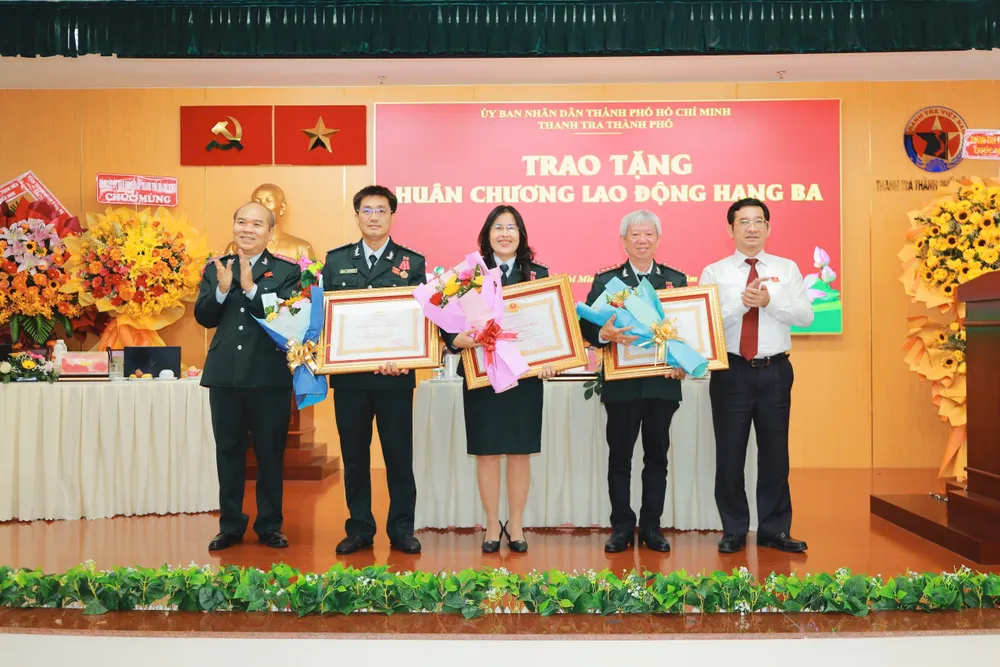 Dịp này, Chủ tịch nước đã trao tặng Huân chương Lao động hạng Ba cho ông Trần Đình Trữ, nguyên Phó Chánh Thanh tra TP.HCM; ông Phạm Văn Nghì, Phó Chánh Thanh tra TP; bà Nguyễn Thị Thanh Thủy, Phó Chánh Thanh tra TP. Ảnh: THANH THÙY Thanh-tra-TPHCM (3).jpg