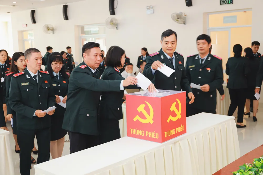 Đại biểu bỏ phiếu bầu Ban chấp hành Đảng bộ Thanh tra TP.HCM. Ảnh: THANH THÙY Sớm xây dựng đề án sắp xếp Thanh tra TP.HCM sáp nhập tỉnh -Thanh-tra-TPHCM (5).jpg