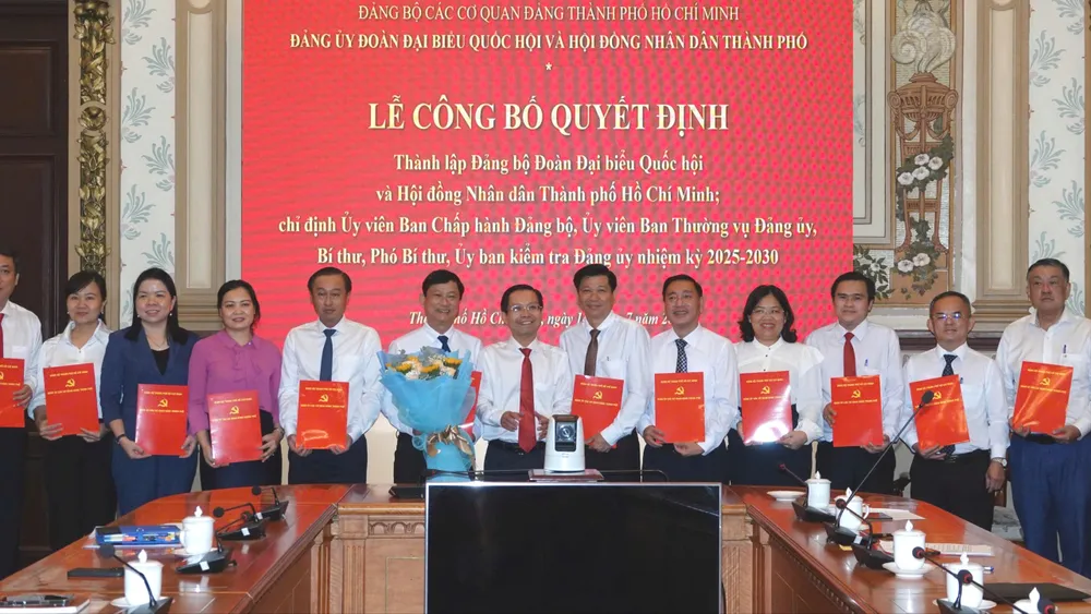 Ban Chấp hành Đảng bộ Đoàn đại biểu Quốc hội và HĐND TP.HCM nhận quyết định thành lập. Ảnh: S.Đ Ông Võ Văn Minh làm Bí thư Đảng ủy Đoàn ĐBQH và HĐND TP.HCM-ong-vo-van-minh-HDND-TPHCM.jpg