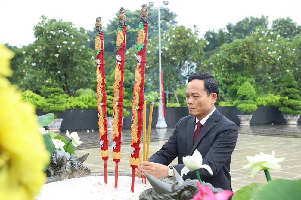 Lãnh đạo TP.HCM dâng hương tưởng nhớ Anh hùng Liệt sĩ, tưởng nhớ các Mẹ Việt Nam Anh hùng-lanh-dao-tphcm-dâng-huong-dang-hoa-dip-2-9 (2).jpg