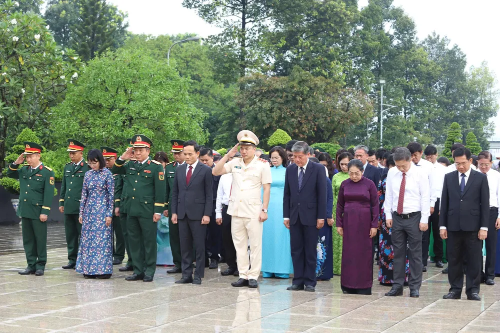 Lãnh đạo TP.HCM dâng hương tưởng nhớ Anh hùng Liệt sĩ, tưởng nhớ các Mẹ Việt Nam Anh hùng-lanh-dao-tphcm-dâng-huong-dang-hoa-anh-hung-liet-si-dip-2-9.jpg