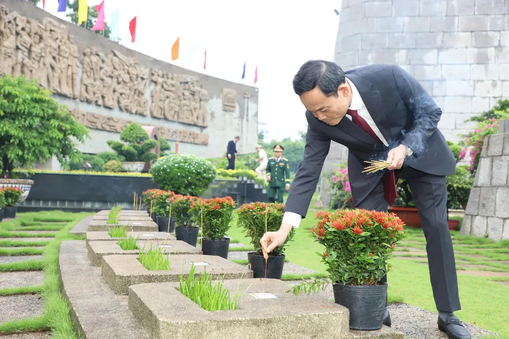 lanh-dao-tphcm-dâng-huong-dang-hoa-dip-2-9 (4).jpg