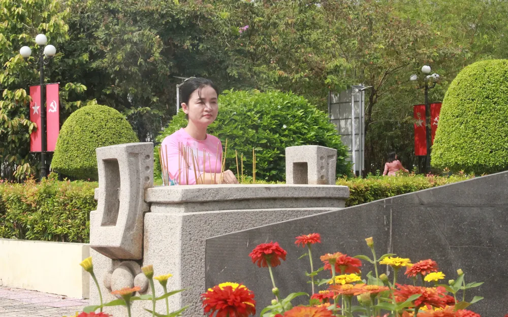 lanh-dao-tphcm-dang-huong-nga-ba-giong (2).jpg