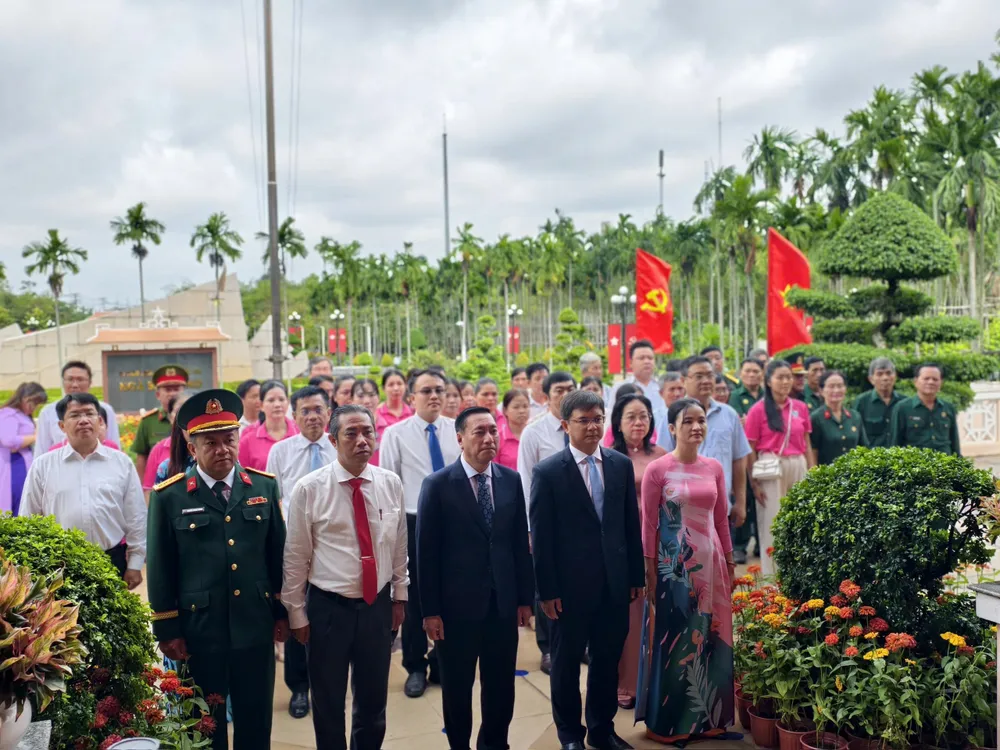 lanh-dao-tphcm-dang-huong-nga-ba-giong (3).jpg