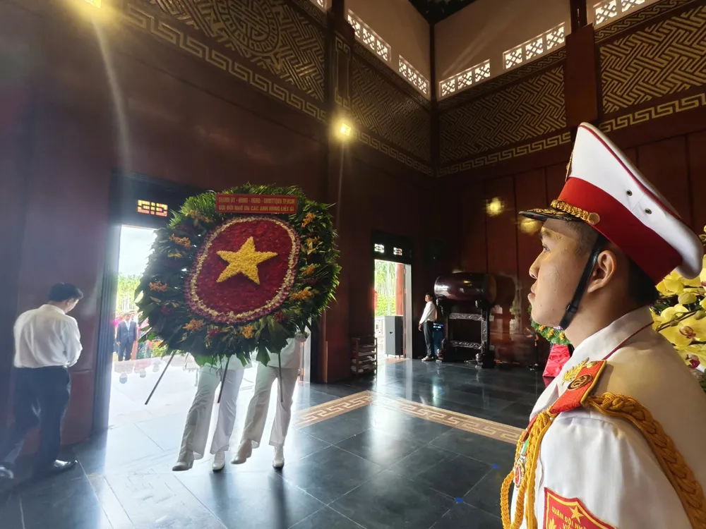 lanh-dao-tphcm-dang-huong-nga-ba-giong (5).jpg