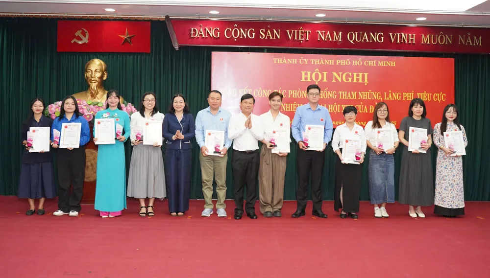 TP.HCM trao giải cho 20 tác phẩm báo chí về chống tham nhũng, lãng phí, tiêu cực-giai-bao-chi-tphcm.jpg