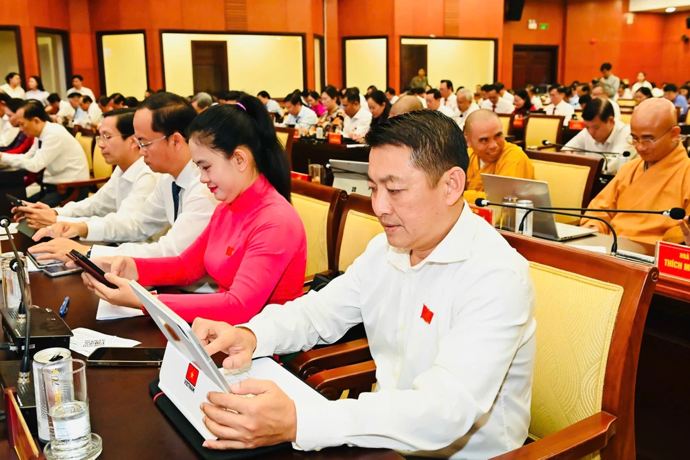 Chủ tịch HĐND TP.HCM: Cụ thể hóa các cơ chế đặc thù, tạo động lực tăng trưởng mới -co-che-dac-thu-nghi-quyet-98-su-doi (2).jpg