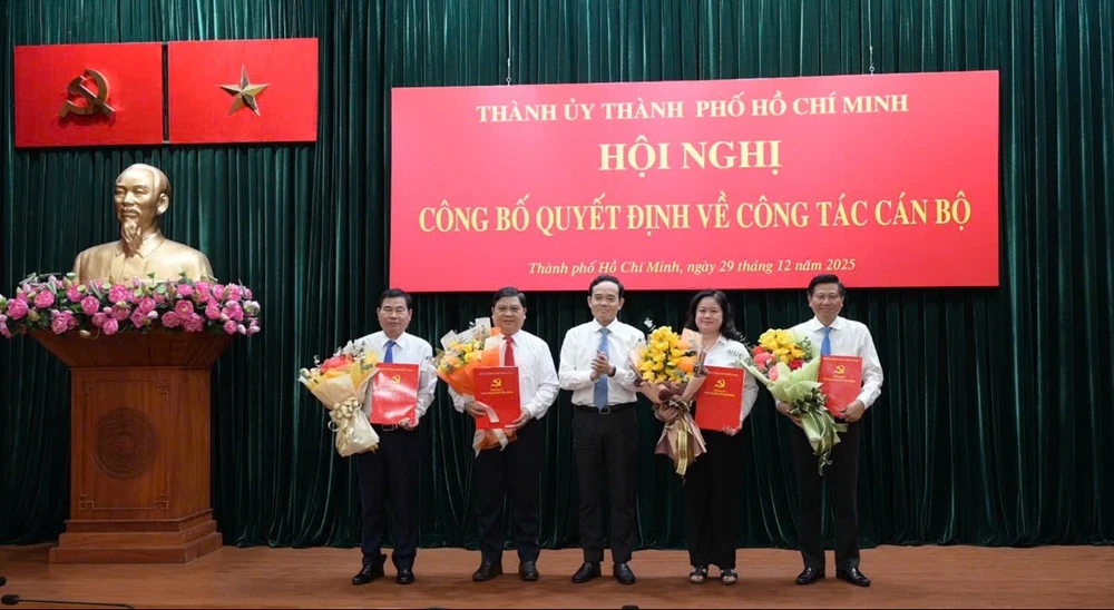 TP.HCM chỉ định 3 Ủy viên Ban Thường vụ Thành ủy về cấp phường-quyet-dinh-can-bo-tphcm.jpg