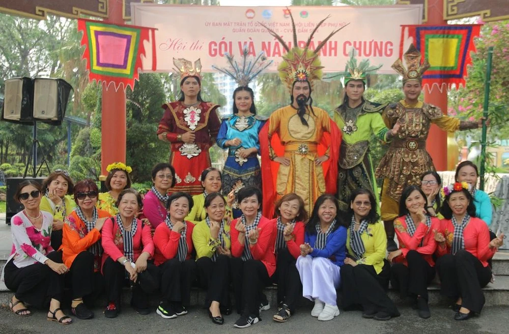 Công viên Văn hóa Đầm Sen cũng tổ chức ngày hội bánh dân gian Việt Hoa - Bánh 3 miền. Ảnh: THẢO PHƯƠNG