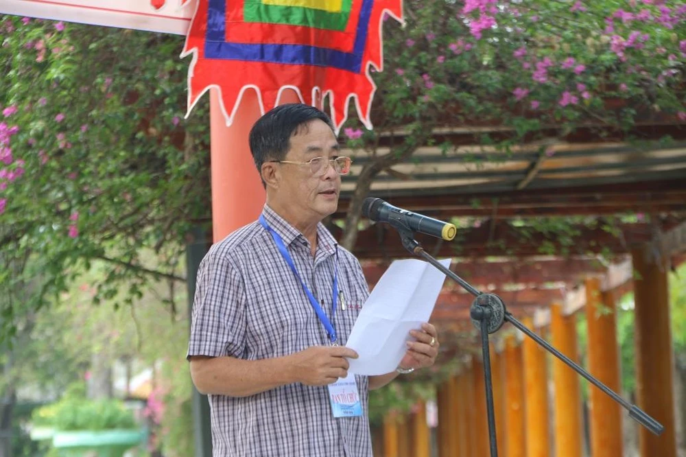 Ông Lâm Viên Đức chia sẻ hội thi là dịp để nhân dân quận nhà tự tay làm ra những chiếc bánh chưng truyền thống của dân tộc. Ảnh: THẢO PHƯƠNG