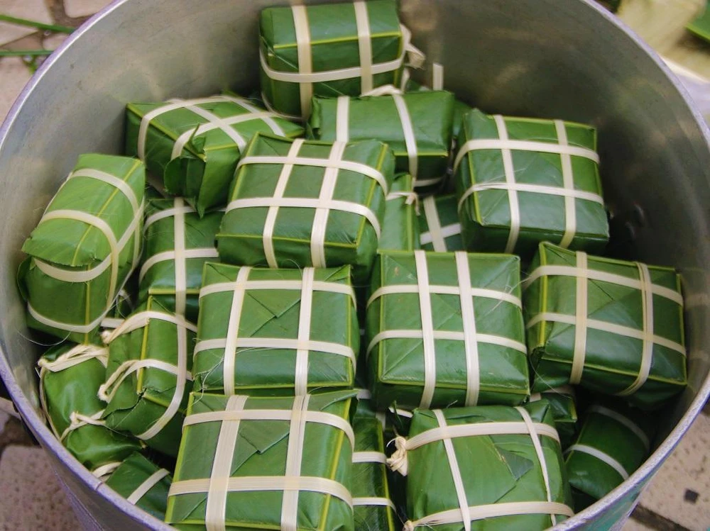 Bà Hà lần đầu tiên tham gia gói bánh chưng nên cảm giác rất phấn khởi. Ảnh: THẢO PHƯƠNG