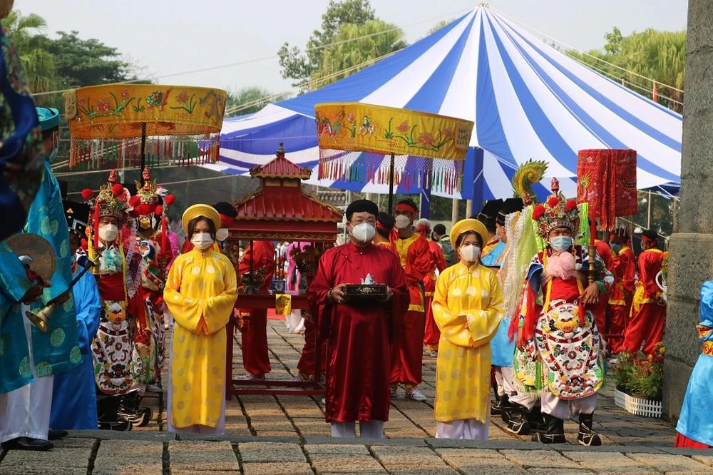 Buổi lễ với nhiều hoạt động lễ hội đặc sắc phục vụ đồng bào đến dự lễ. Ảnh: TÚ NGÂN