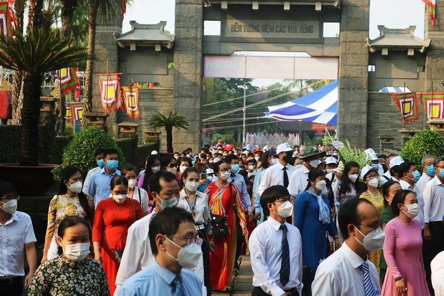 Đông đảo người dân đến tham dự lễ Giỗ Tổ Hùng Vương. Ảnh: TÚ NGÂN