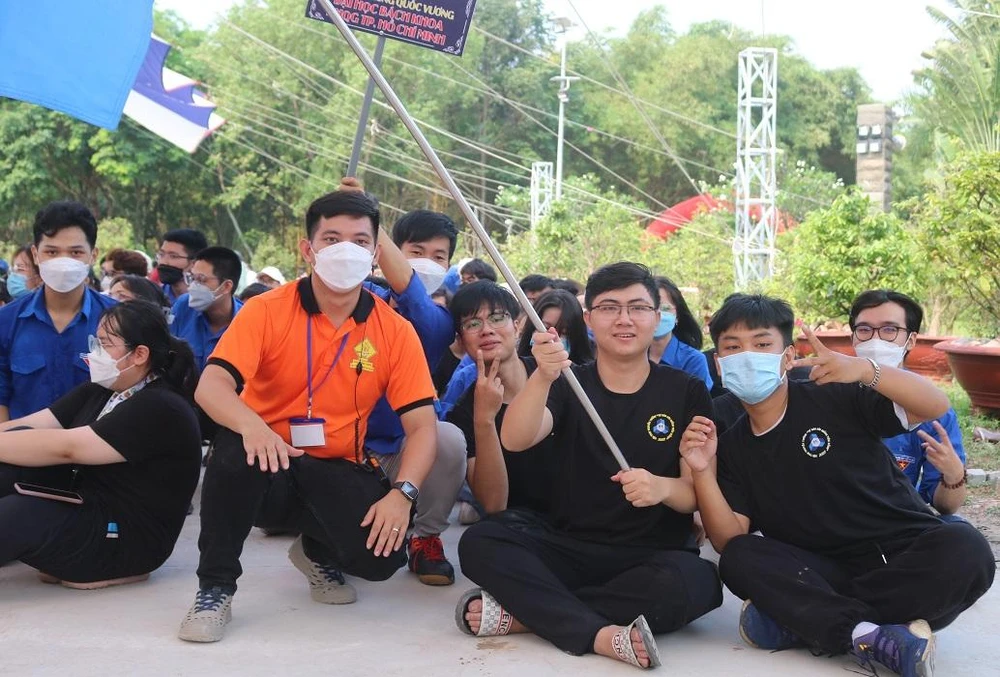 Trại sinh Đỗ Nguyễn Duy Thương (áo cam) lần đầu tham gia hội trại nên rất phấn khích. Ảnh: TÚ NGÂN