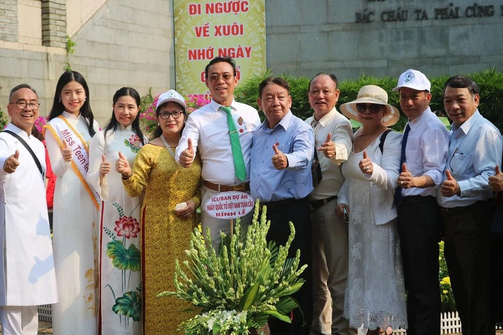 Đông đảo người dân đến tham dự và dâng hương dâng hoa. Ảnh: TÚ NGÂN