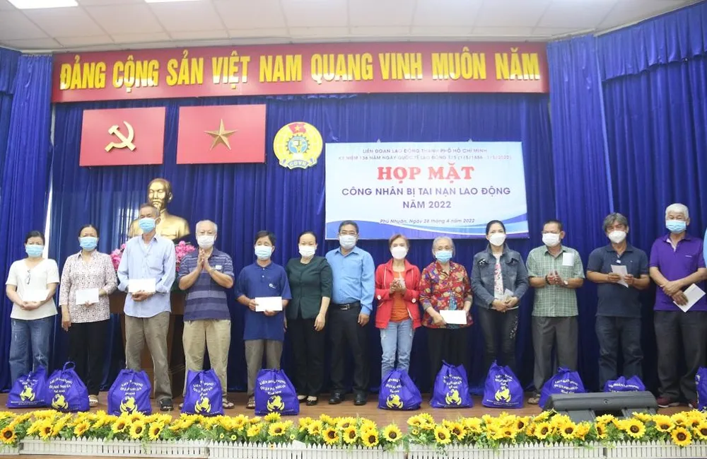 61 công nhân TNLĐ nhận những món quà hỗ trợ từ Công đoàn. Ảnh: THẢO PHƯƠNG