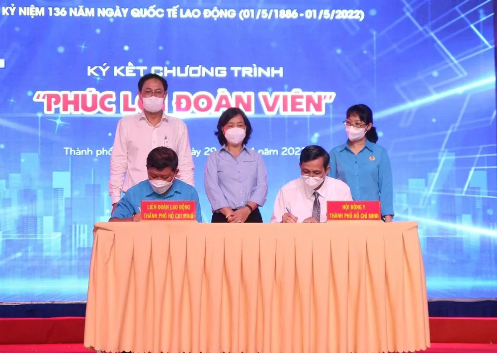 Lễ ký kết chương trình “Phúc lợi đoàn viên” của LĐLĐ TP.HCM và Hội Đông y TP.HCM. Ảnh: THẢO PHƯƠNG Lễ ký kết chương trình “Phúc lợi đoàn viên” của LĐLĐ TP.HCM và Hội Đông y TP.HCM. Ảnh: THẢO PHƯƠNG